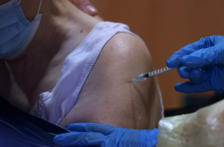 Vaccination d'une personne âgée dans une maison de retraite à Magdeburg (est de l'Allemagne), le 27 décembre 2020