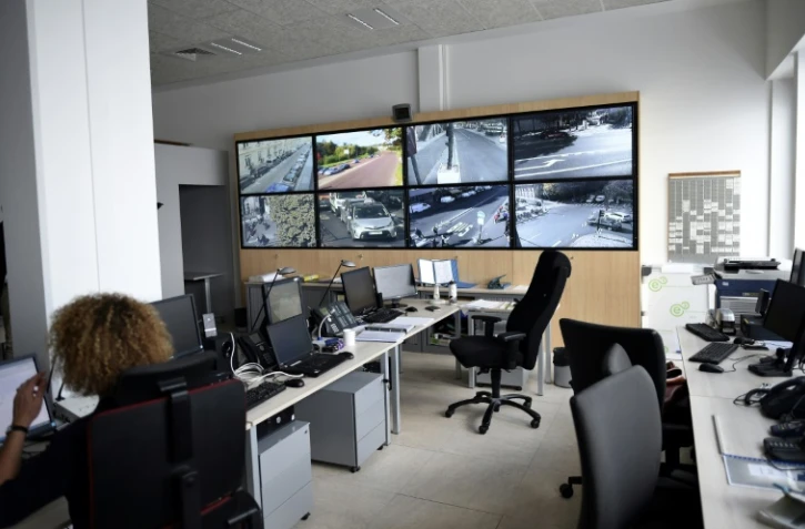 Une femme travaille depuis une salle de contrôle dans les nouveaux locaux de la police judiciaire parisienne, au 36 rue du Bastion à Paris, le 12 octobre 2017