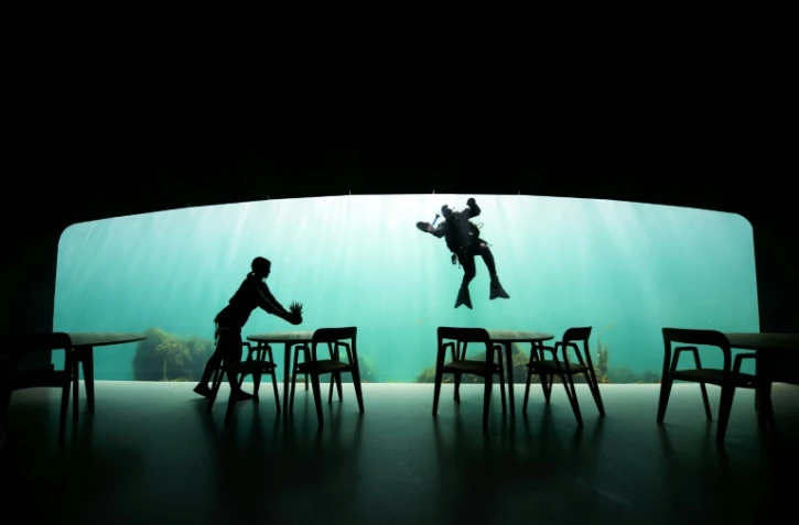 Un plongeur nettoie la vitre du premier restaurant sous-marin d'Europe, 400 km au sud d'Oslo, le 2 mai 2019