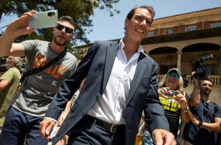 Rafael Nadal entouré de supporters à Palma de Majorque en Espagne le 15 juin 2022