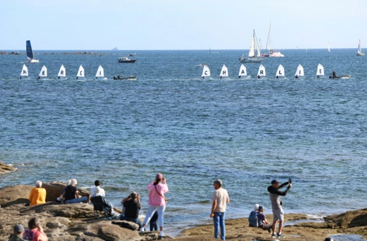 Des voiliers école naviguent en formation pour rendre hommage à Charlie Dalin, dans le cadre de la journée consacrée à la mémoire du navigateur décédé en juin, mardi à Concarneau.