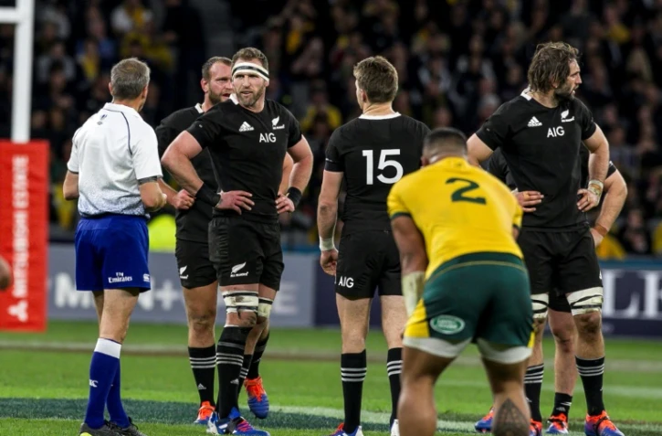 L'arbitre français Jérôme Garces (g) en discussion avec le capitaine des All Blacks Kieran Read lors du Rugby Championship face à l'Australie, le 10 août 2019 à Perth