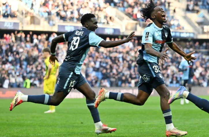 Les joueurs du Havre Timothée Pembelé (à droite) et Rassoul Ndiaye (à gauche) fêtent l'inscription du troisième but de leur équipe lors du match de championnat de France de football contre Nantes (FCNA) au Stade Océane au Havre le 30 mars 2025.
