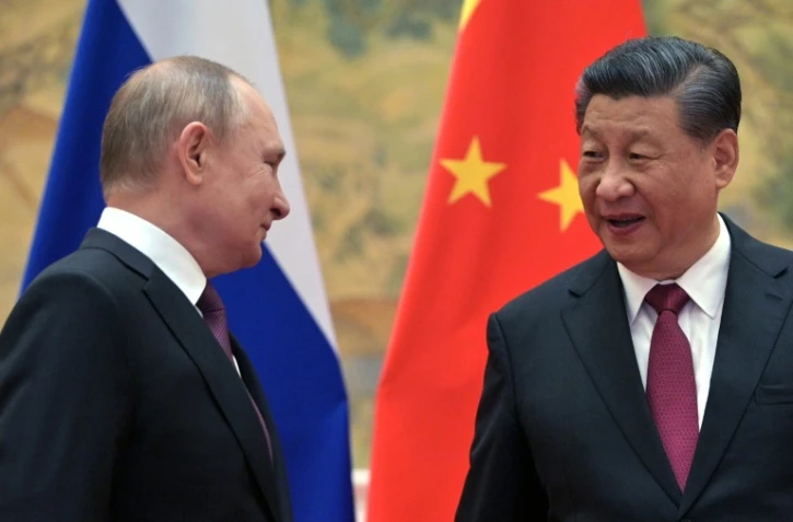 Le président chinois Xi Jinping (d) reçoit son homologue russe Vladimir Poutine à Pékin, le 4 février 2022