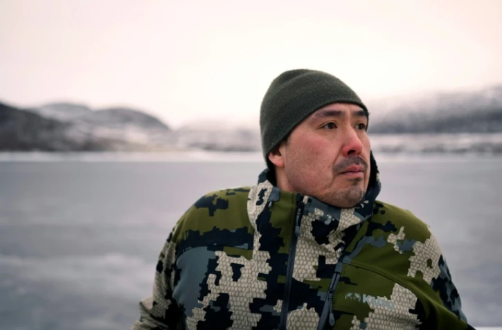 Le chasseur Malik Kleist, à bord de son bateau de pêche, recherche des phoques dans un fjord, près de Sisimiut, au Groenland, le 1er février 2026