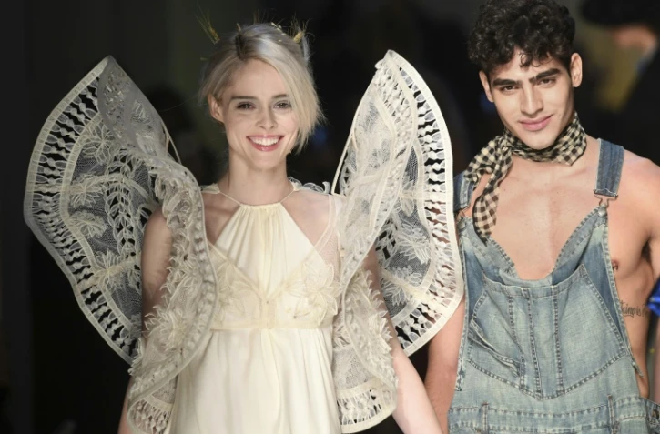 Des créations de la collection printemps/été de Jean Paul Gaultier à Paris le 25 janvier 2017