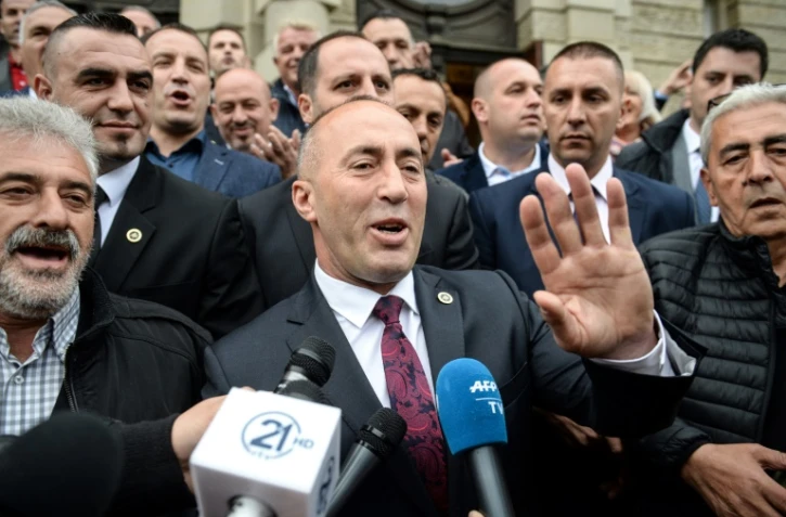 L'ex-rebelle kosovar Ramush Haradinaj (c) à sa sortie de la cour d'appel de Colmar, le 27 avril 2017