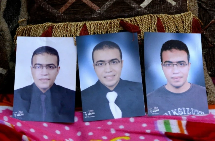 Photo prise le 5 fĂ©vrier 2017 au Caire de diffĂ©rents portraits d'Abdallah El-Hamahmy, un Egyptien soupçonnĂ© d'ĂȘtre l'auteur de l'attaque Ă  la machette contre des militaires au musĂ©e du Louvre Ă  Paris