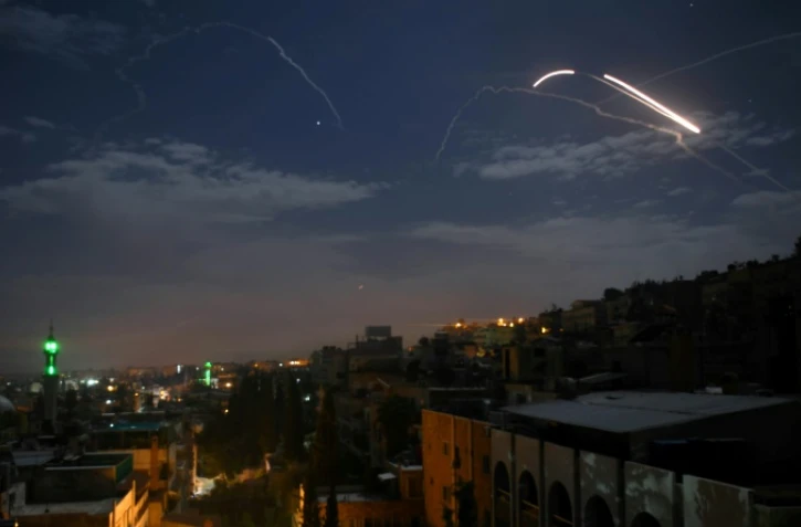 Une photo montrant la défense anti-aérienne syrienne entrer en action contre des missiles israéliens, selon les médias d'Etat syriens, le 21 janvier 2019 au-dessus de Damas