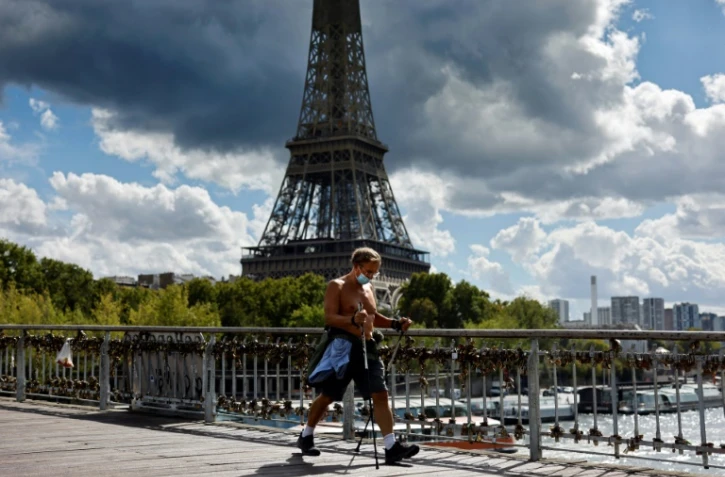 Un marcheur passe devant la tour Eiffel à Paris le 28 août 2020