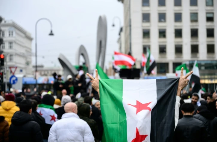 Des membres de la communauté syrienne célèbrent à Vienne, en Autriche, le 8 décembre 2024, la fuite de Syrie de Bachard al-Assad
