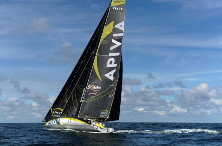 Le navigateur Charlie Dalin, à bord de son monocoque "Apivia", le 30 septembre 2020, au large des côtes de Port-la-Forêt