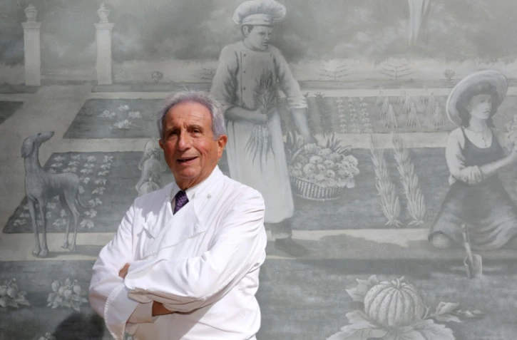 Le chef Michel Guérard, triplement étoilé au guide Michelin depuis 1977, pose dans son établissement "Les Prés d'Eugénie" le 26 septembre 2013 à Eugénie-les-Bains, dans les Landes