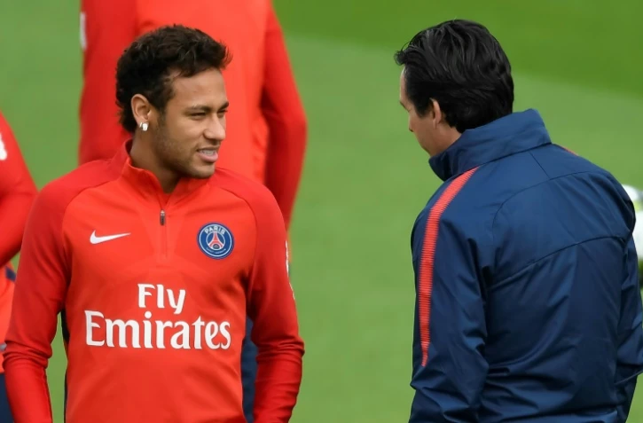 L'attaquant du PSG Neymar (g) discute avec le technicien Unai Emery lors d'une séance d'entraînement au camp des Loges, le 25 octobre 2017  