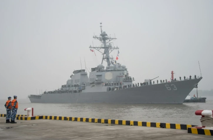 Le navire américain USS Stethem arrive au port militaire de Wusong, le 16 novembre 2015 à Shanghai