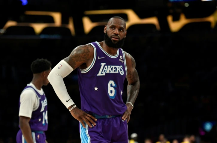La star des Los Angeles Lakers LeBron James dépité en fin du match perdu face aux Pelicans de la Nouvelle Orléans, le 1er avril 2022 à Los Angeles.