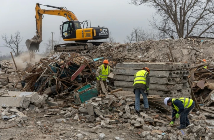 Des anciens soldats ukrainiens travaillent sur un chantier de l'entreprise française Neo-Eco à Lioubomyrivka, en Ukraine, le 14 février 2024
