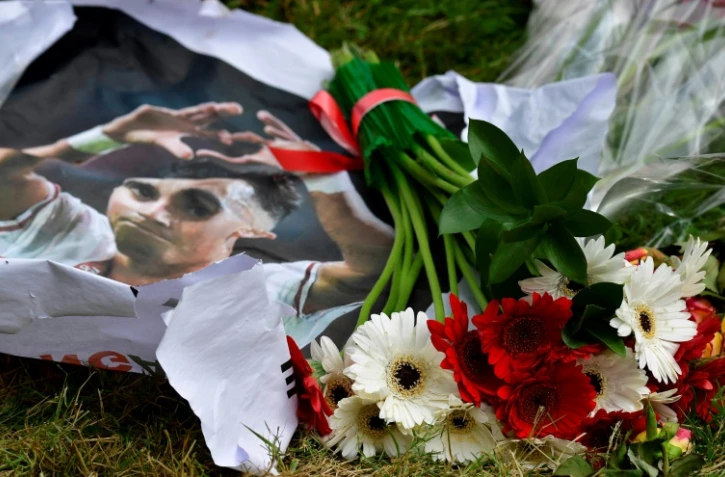 Des gerbes de fleurs et le portrait d'Abdelhak Nouri devant l'hôpital d'Amsterdam, où le milieu de l'Ajax est soigné le 22 juillet 2017