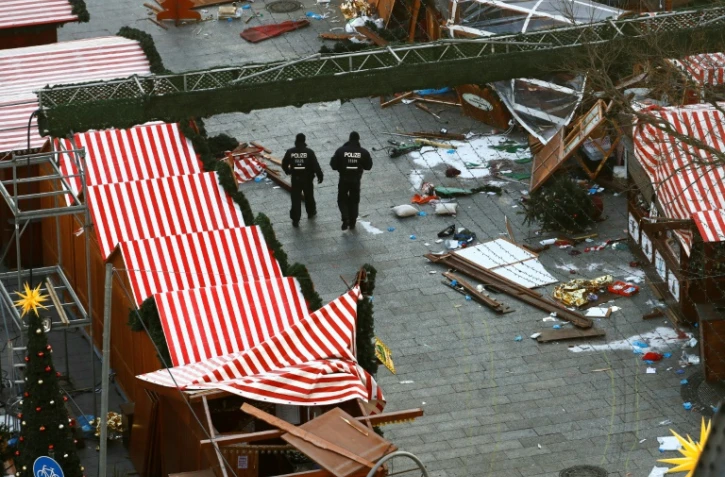 Des policiers sur le marché de Noël, le 21 décembre 2016 à Berlin, deux jours après l'attaque au camion-bélier