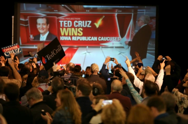 Les partisans de Ted Cruz réagissent à l'annonce de sa victoire à la primaire républicaine de l'Iowa le 1er février 206 à Des Moines