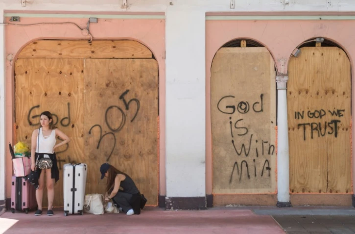 Des touristes s'apprêtent à quitter Miami à l'approche de l'ouragan Irma, le 8 septembre 2017