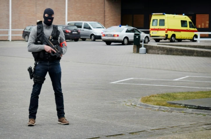 L'ambulance supposée transporter Salah Abdeslam à son arrivée le 19 mars 2016 à la prison de Bruges