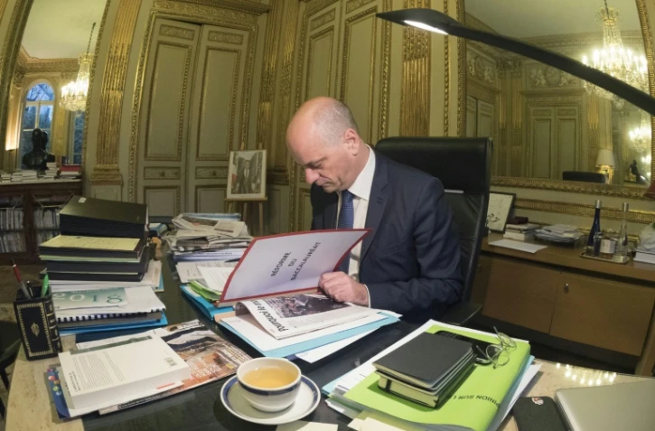 Le ministre de l'Education nationale Jean-Michel Blanquer étudie un dossier sur le Baccalauréat dans son bureau à Paris, le 18 janvier 2018