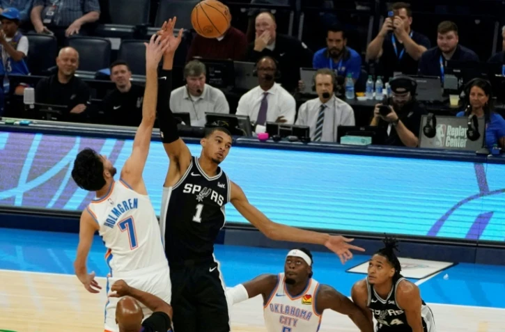 Victor Wembanyama (N.1) face à Chet Homgren (N.7), lors du match de pré-saison des San Antonio Spurs contre les Thunder d'Oklahoma City ,le 9 octobre 2023 à Oklahoma City