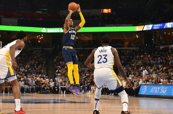 Ja Morant, des Memphis Grizzlies, contre les Golden State Warriors dans le match 2 des demi-finales de Conférence en NBA le 3 avril 2022 au FedExForum à Memphis