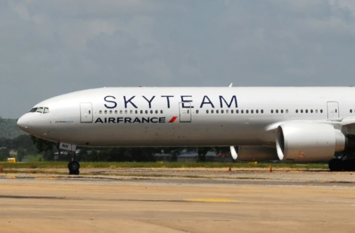 Un avion d'Air France, en provenance de l'île Maurice et à destination de Paris, sur l'aéroport Moi au Kenya le 20 décembre 2015