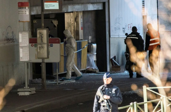 Policiers et experts à la station de métro  Maalbeek le 22 mars 2016 à Bruxelles 