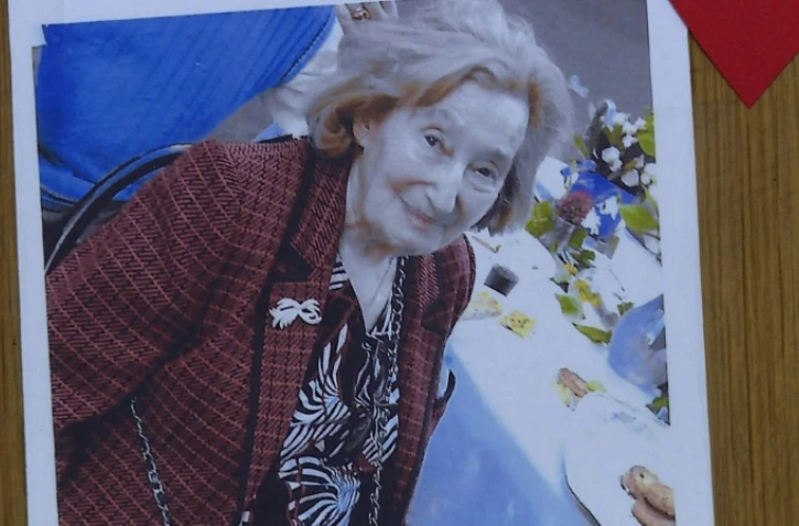 Une photo de Mireille Knoll punaisée sur la porte de son appartement à Paris le 27 mars 2018