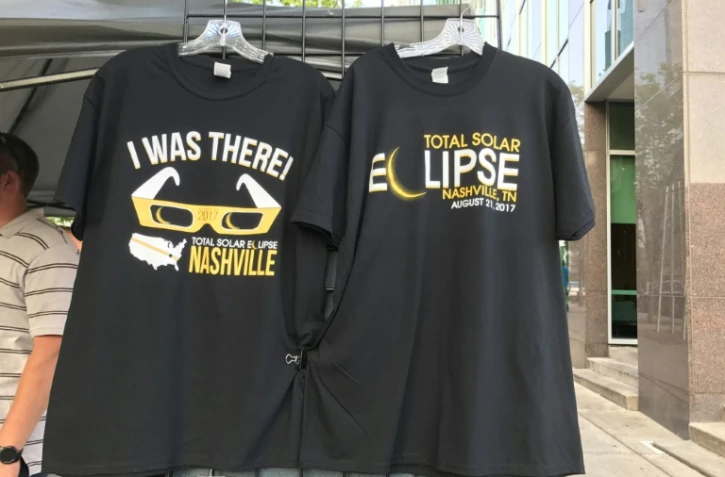T-shirts en vente pour "Grande éclipse américaine" à Nashville, (Tennessee), le 19 août 2017
