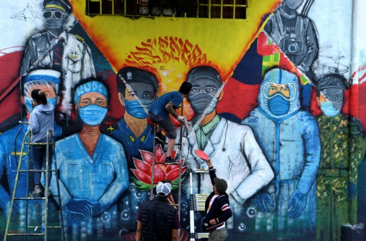Une fresque murale illustrant la lutte contre le Covid-19, 10 juin 2021 à Katmandou, au Népal