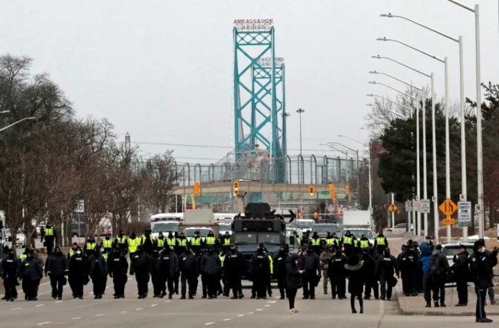 La police canadienne se rassemble pour disperser les manifestants bloquant le pont Ambassador entre le Canada et les Etats-Unis, le 13 février 2022 à Windsor, en Ontario