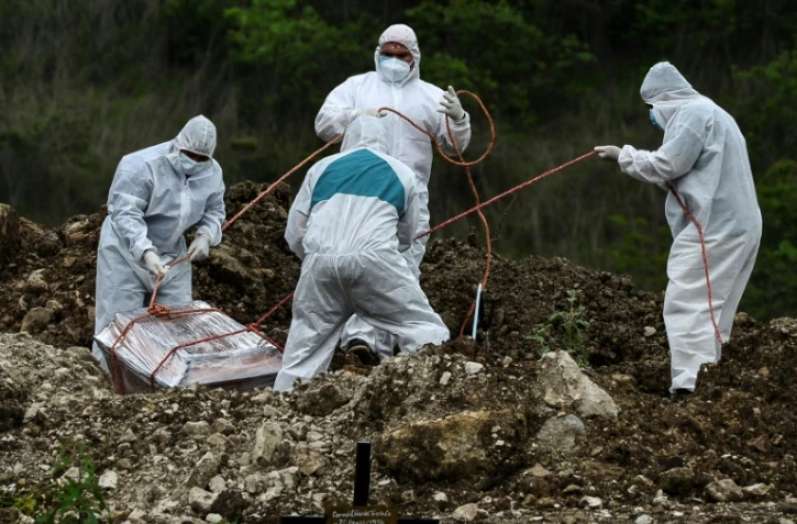 Enterrement d'une victime du Covid-19 dans le cimetière du Parque Memorial Jardin de los Angeles, au nord de Tegucigalpa, le 21 juin 2020