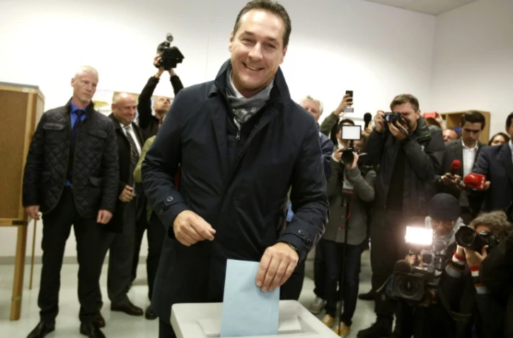 Le chef du parti de la liberté (FPOe) Heinz-Christian Strache vote à Vienne le 11 octobre 2015