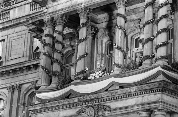 Charles de Gaulle s'adresse à la foule lors de sa visite officielle à Québec, le 24 juillet 1967, depuis le balcon de la mairie de Montréal