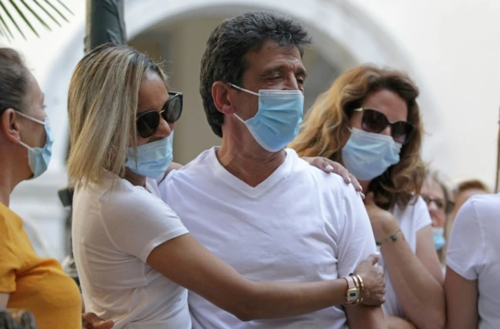 Lucien Douib (c) le père de Julie Douib avec ses proches avant le début du procès de l'assassion de sa fille, le 10 juin 2021 au tribunal de Bastia