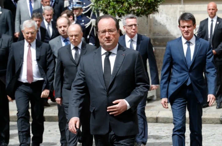 Francois Hollande suivi de GàD du président de l'Assemblée Claude Bartolone, du ministre de l'Intérieur Bernard Cazeneuve, du ministre allemand de l'intérieur Thomas de Maiziere et du Premier ministre Manuel Valls, à son arrivée le 15 juin 2016 au ministère de l'Intérieur à Paris