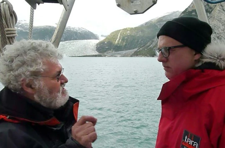 Les responsables de l'expédition "Tara-Océans", Etienne Bourgois (D), propriétaire de la goélette et le biologiste Eric Karsenti, devant le glacier Pia et la péninsule de Patagonie (Chili), le 4 février 2011