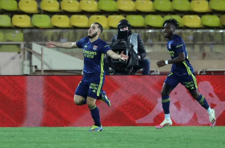 L'attaquant de Lyon, Rayan Cherki (g), exulte après son but lors du match de Ligue 1 à Valence, le 2 mai 2021