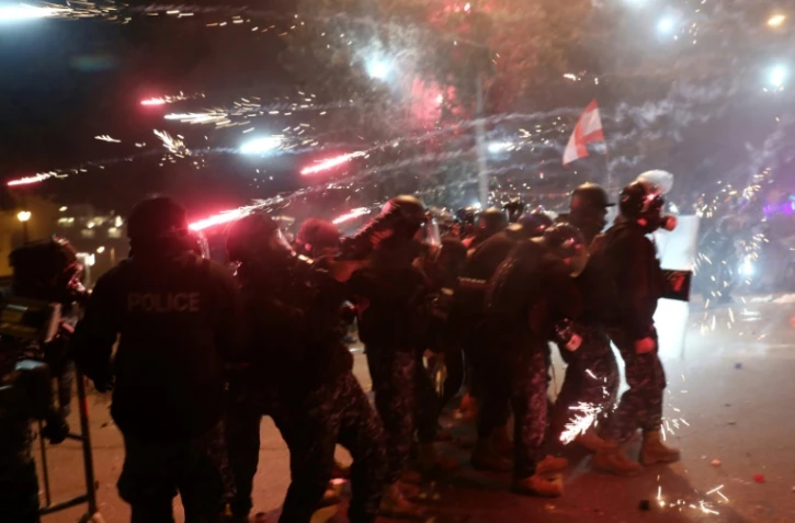 Des manifestants lancent des feux d'artifice sur des membres des forces de sécurité dans le centre de Beyrouth le 18 janvier 2020