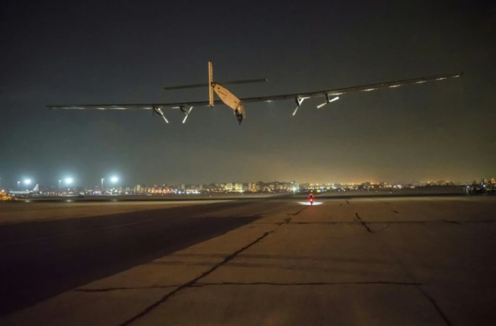 L'avion Solar Impulse 2 s'envole de l'aéroport international du Caire le 24 juillet 2016