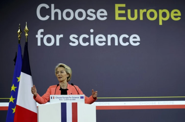 La présidente de la Commission européenne Ursula von der Leyen prononce un discours lors de la conférence "Choose Europe for Science" dans l'amphithéâtre de l'université de la Sorbonne à Paris, le 5 mai 2025