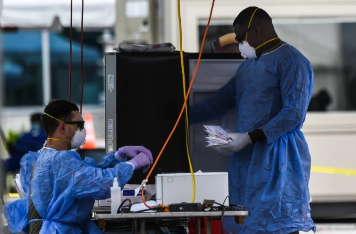 Du personnel médical trie des tests du Covid-19 sur un site "drive in" à Miami Beach, en Floride (Etats-unis), le 22 juillet 2020
