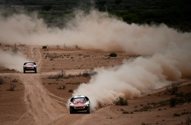 La Peugeot de Sébastien Loeb devant celle de Stéphane Peterhansel, lors du Dakar entre San Juan et Rio Cuarto en Argentine, le 13 janvier 2017