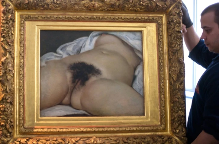"L'origine du monde" lors de son installation au musée Courbet à Ornans en juin 2014