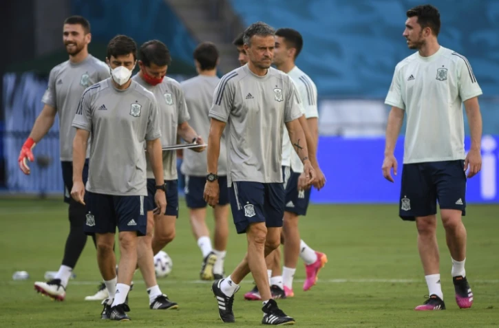 Luis Enrique au milieu de ses joueurs lors du dernier entraßnement de l'Espagne à Séville le 13 juin 2021 à la veille de son premier match de l'Euro contre la SuÚde