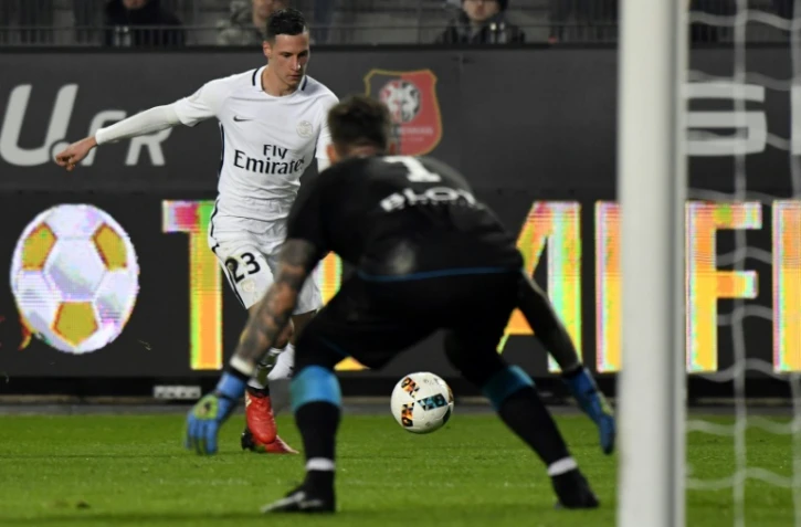 L'attaquant du PSG Julian Draxler (g) face au gardien de Rennes Benoît Costil au Roazhon Park, le 14 janvier 2017